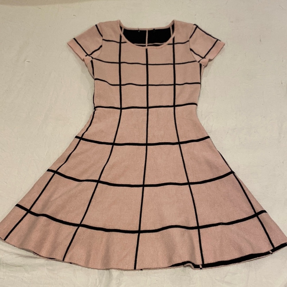 Adorable girls dress + stretchy and comfy + size small/6